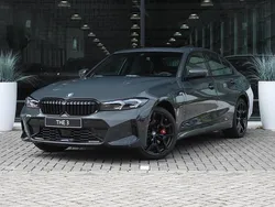Grijs Nieuw 2025 BMW 330e M Sport Sedan | € 68.604 (Eerlijke prijs)
