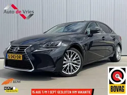 Zwart, metallic lak Gebruikt 2019 Lexus IS300h Luxury Line Sedan | € 31.995 (Iets duurder)