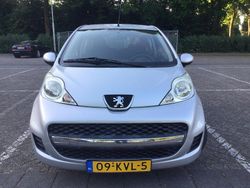 Grijs (metallic) Gebruikt 2010 Peugeot 107 Hatchback | € 4.750 (Goede deal)