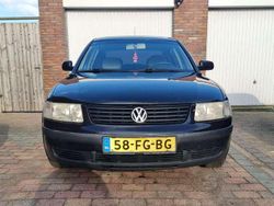 Zwart Gebruikt 2000 VW Passat Trendline Sedan | € 1.000