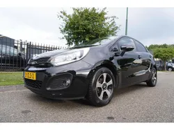 Zwart, metallic lak Gebruikt 2013 Kia Rio Comfort Hatchback | € 5.945 (Eerlijke prijs)