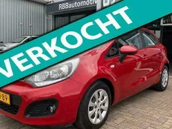 Rood Gebruikt 2014 Kia Rio Hatchback | € 6.950 (Eerlijke prijs)
