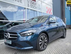Blauw, metallic lak Gebruikt 2022 Mercedes B250e Business MPV | € 31.950 (Eerlijke prijs)