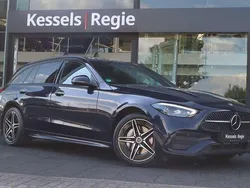 Blauw, metallic lak Gebruikt 2022 Mercedes C300 AMG Stationwagen | € 38.950 (Eerlijke prijs)