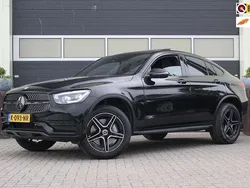 Zwart, metallic lak Gebruikt 2021 Mercedes GLC300e Business Coupé | € 45.900 (Goede deal)