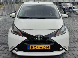 Wit Gebruikt 2017 Toyota Aygo X-play Hatchback | € 7.450 (Eerlijke prijs)