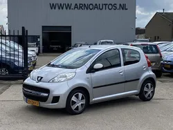 Grijs, metallic lak Gebruikt 2012 Peugeot 107 Hatchback | € 3.450 (Eerlijke prijs)