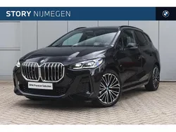Saphirschwarz (donker zwart metallic) Gebruikt 2024 BMW 225 Active Tourer Comfort Edition MPV | € 44.950 (Eerlijke prijs)