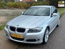 Grijs, metallic lak Gebruikt 2012 BMW 318 Luxury Line Sedan | € 8.749 (Goede deal)