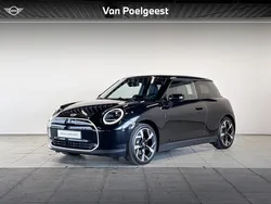 Zwart, metallic lak Gebruikt 2024 Mini Cooper Favoured Hatchback | € 41.795 (Super prijs)
