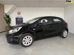 Zwart, metallic lak Gebruikt 2015 Kia Rio Hatchback | € 5.450 (Eerlijke prijs)