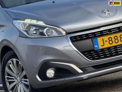 Grijs (metallic) Gebruikt 2019 Peugeot 208 Signature Sky Hatchback | € 7.425 (Eerlijke prijs)