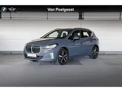 Sparkling copper grau metallic (grijs metallic) Gebruikt 2023 BMW 225 Active Tourer Comfort Edition MPV | € 37.900 (Eerlijke prijs)