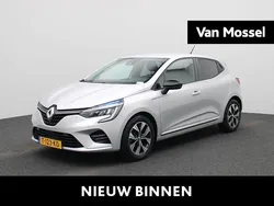 Grijs Gebruikt 2023 Renault Clio V Evolution Hatchback | € 16.440 (Eerlijke prijs)
