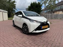 Wit Gebruikt 2015 Toyota Aygo X-play Hatchback | € 5.950 (Goede deal)