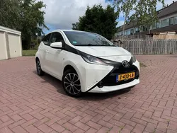 Wit Gebruikt 2015 Toyota Aygo X-play Hatchback | € 6.499 (Goede deal)