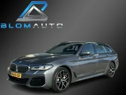 Grijs, metallic lak Gebruikt 2022 BMW 530e M Sport Stationwagen | € 37.840 (Eerlijke prijs)