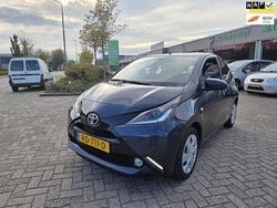 Blauw Gebruikt 2017 Toyota Aygo X-play Hatchback | € 8.250 (Eerlijke prijs)
