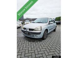 Grijs Gebruikt 2002 Renault Clio II Dynamique Hatchback | € 850 (Goede deal)