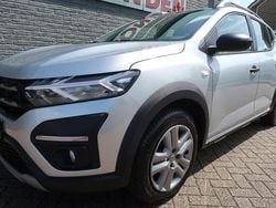 Grijs, metallic lak Gebruikt 2022 Dacia Sandero Expression Hatchback | € 16.666 (Goede deal)