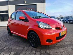Rood (metallic) Gebruikt 2012 Toyota Aygo Hatchback | € 2.799 (Goede deal)