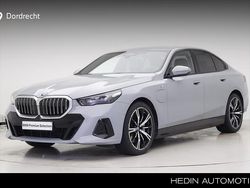 Grijs Gebruikt 2025 BMW 550e M Sport Sedan | € 82.895 (Super prijs)