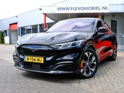 Zwart Gebruikt 2021 Ford Mustang Mach-E SUV | € 28.950 (Eerlijke prijs)