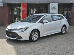 Wit Gebruikt 2023 Toyota Corolla Hybrid Stationwagen | € 26.999
