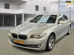 Grijs, metallic lak Gebruikt 2013 BMW 520 Sedan | € 13.499 (Super prijs)