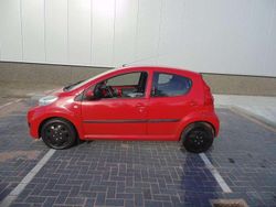 Rood Gebruikt 2010 Peugeot 107 Urban Move Hatchback | € 1.999 (Eerlijke prijs)