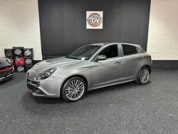 Grijs, metallic lak Gebruikt 2016 Alfa Romeo Giulietta Hatchback | € 12.445 (Eerlijke prijs)