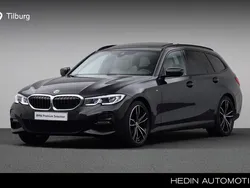 Zwart, metallic lak Gebruikt 2022 BMW 318 Executive Stationwagen | € 36.880 (Iets duurder)