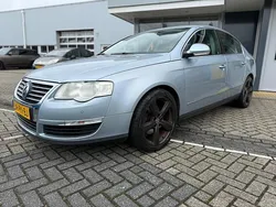 Blauw Gebruikt 2005 VW Passat Highline Sedan | € 1.950 (Eerlijke prijs)