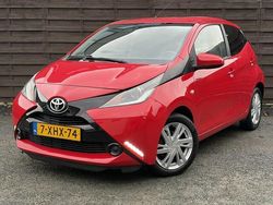 Rood Gebruikt 2014 Toyota Aygo X-play Hatchback | € 7.450 (Eerlijke prijs)
