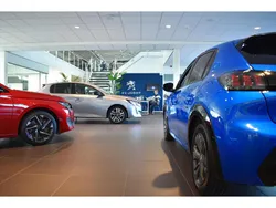 Wit Gebruikt 2023 Peugeot 208 Allure Hatchback | € 17.440 (Eerlijke prijs)