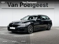 Black sapphire metallic (donker zwart metallic) Gebruikt 2023 BMW 520 Stationwagen | € 48.900 (Eerlijke prijs)
