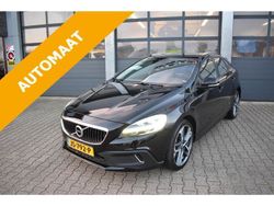 Zwart, metallic lak Gebruikt 2016 Volvo V40 CC Stationwagen | € 16.835 (Eerlijke prijs)