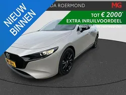 Bruin Nieuw 2025 Mazda 3 Homura-Line Hatchback | € 33.900 (Goede deal)