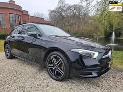 Zwart Gebruikt 2022 Mercedes A250 AMG line Hatchback | € 31.999 (Eerlijke prijs)
