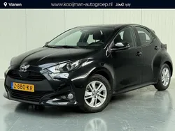 Night sky black metallic (zwart metallic) Gebruikt 2024 Toyota Yaris Hybrid Active Hatchback | € 23.950 (Eerlijke prijs)