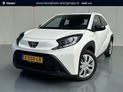 Pure white Gebruikt 2024 Toyota Aygo Play Hatchback | € 18.950 (Eerlijke prijs)
