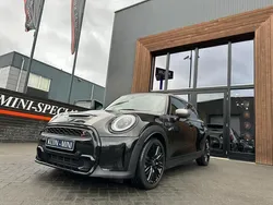 Zwart Gebruikt 2023 Mini Cooper S Essential Hatchback | € 33.750 (Eerlijke prijs)