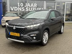 Zwart, metallic lak Gebruikt 2024 Suzuki SX4 S-Cross SUV | € 26.950 (Eerlijke prijs)