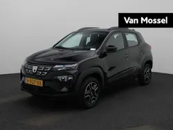 Zwart, metallic lak Gebruikt 2022 Dacia Spring Comfort Hatchback | € 11.440 (Eerlijke prijs)