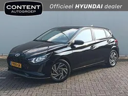 Phantom black (zwart metallic) Gebruikt 2024 Hyundai i20 Comfort Hatchback | € 19.690 (Eerlijke prijs)