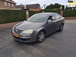 Grijs Gebruikt 2006 VW Jetta Sportline Sedan | € 1.495 (Goede deal)