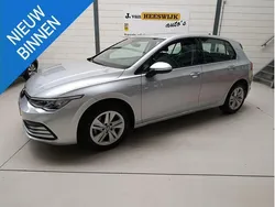 Grijs, metallic lak Gebruikt 2021 VW Golf VIII Life Hatchback | € 21.950 (Eerlijke prijs)