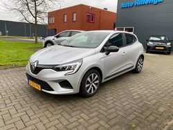 Grijs (metallic) Gebruikt 2023 Renault Clio V Equilibre Hatchback | € 15.500 (Eerlijke prijs)