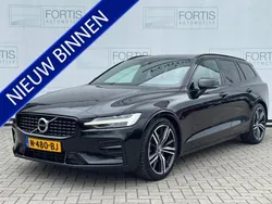 Zwart, metallic lak Gebruikt 2021 Volvo V60 R-Design Stationwagen | € 32.900 (Eerlijke prijs)