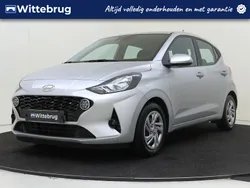 Grijs, metallic lak Gebruikt 2023 Hyundai i10 Comfort Hatchback | € 15.425 (Eerlijke prijs)